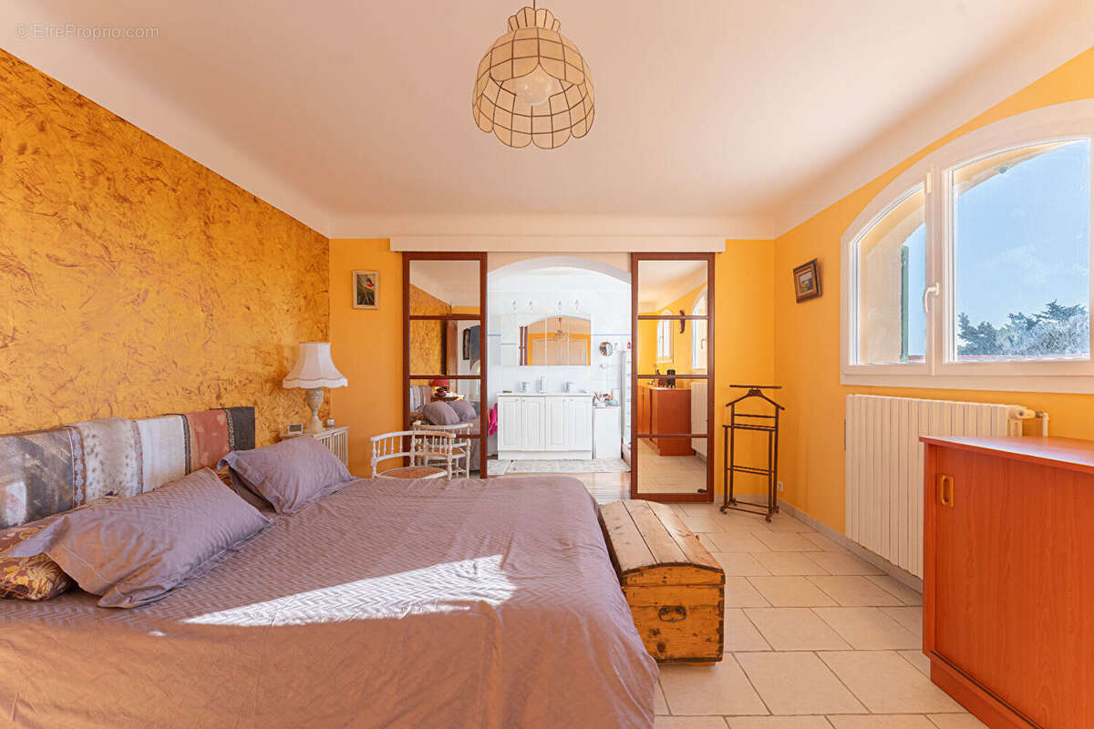 A VENDRE - Maison de plain pieds Coeur de Village T6 - Sausset-les-Pins avec garage - photo 12