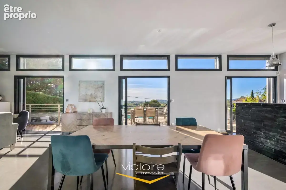 Bourgoin-Jallieu, Mozas – Maison contemporaine de 5ch, 166 m² avec vue incroyable, piscine chauffée et DPE B - photo 10