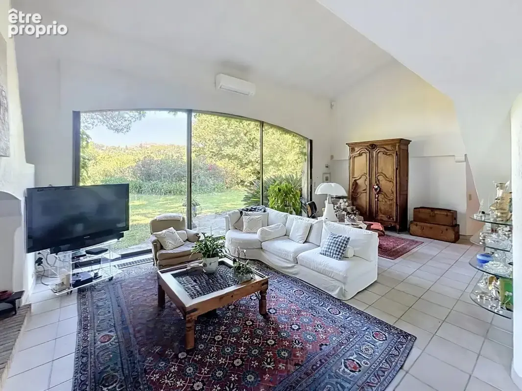 Mougins – Vue imprenable sur le vieux village – Villa 235 m² sur 3 500 m² de terrain plat, piscine et dépendance - photo 8