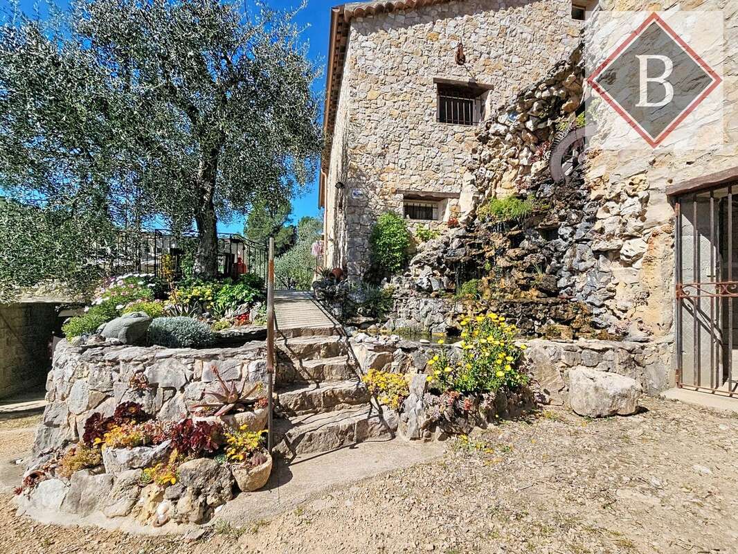 Maison à SAINT-CEZAIRE-SUR-SIAGNE