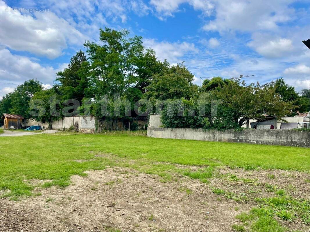 Terrain à SAINT-PIERRE-DE-BRESSIEUX