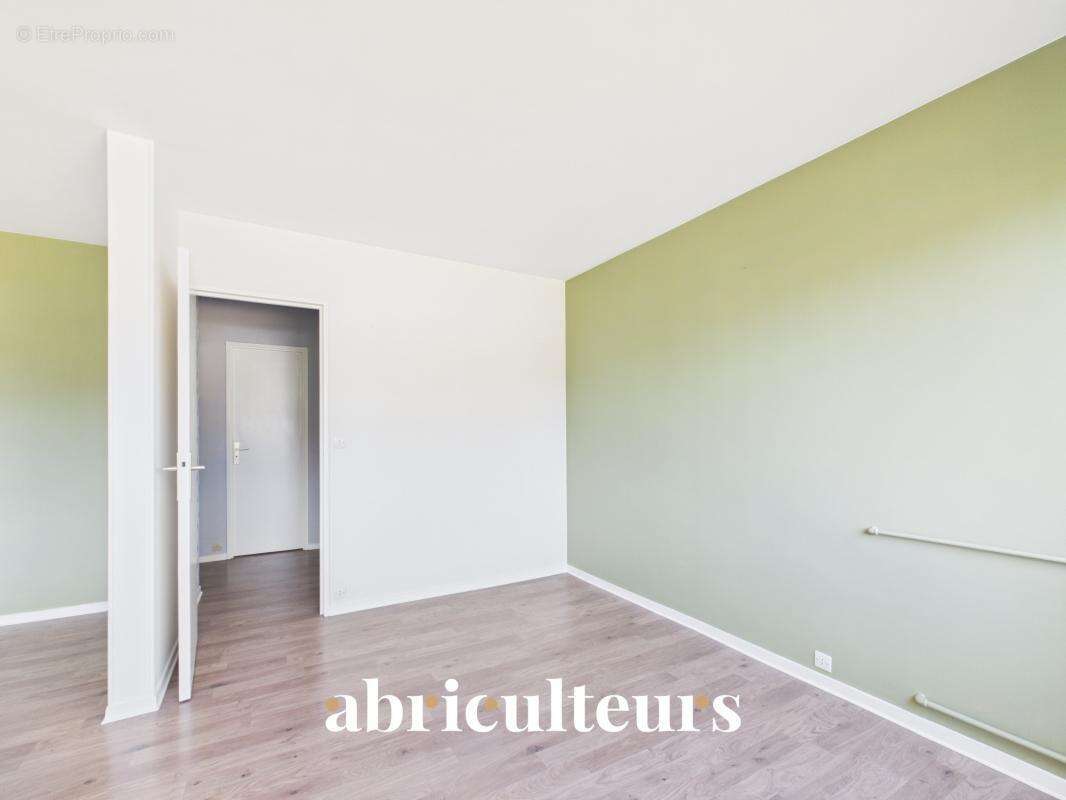 Appartement traversant avec loggia, parking et cave en vente au Plessis-Bouchard 95130 - photo 18