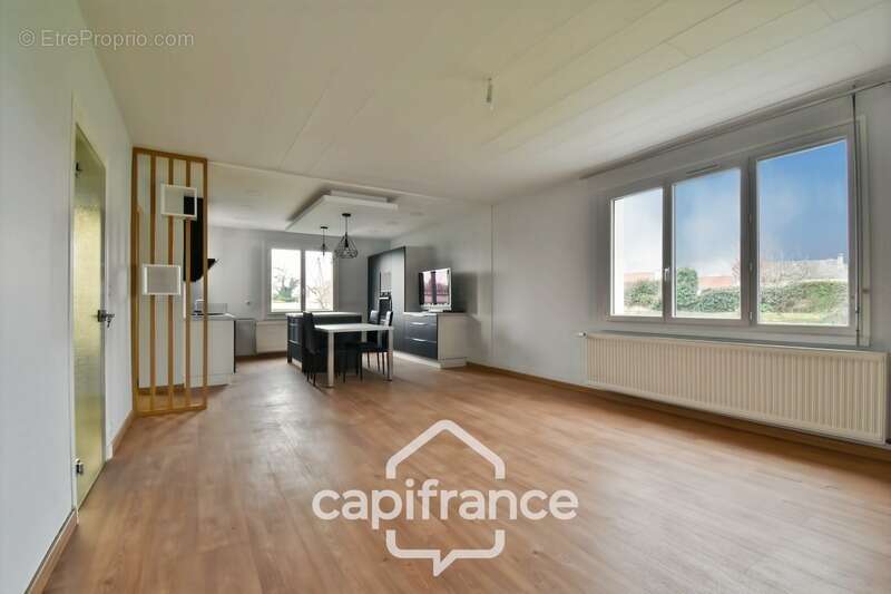 Maison à vendre entièrement rénovée, 6 pièces SAINT JEAN D'ANGELY (17), proche commerces avec jardin et garage - photo 4