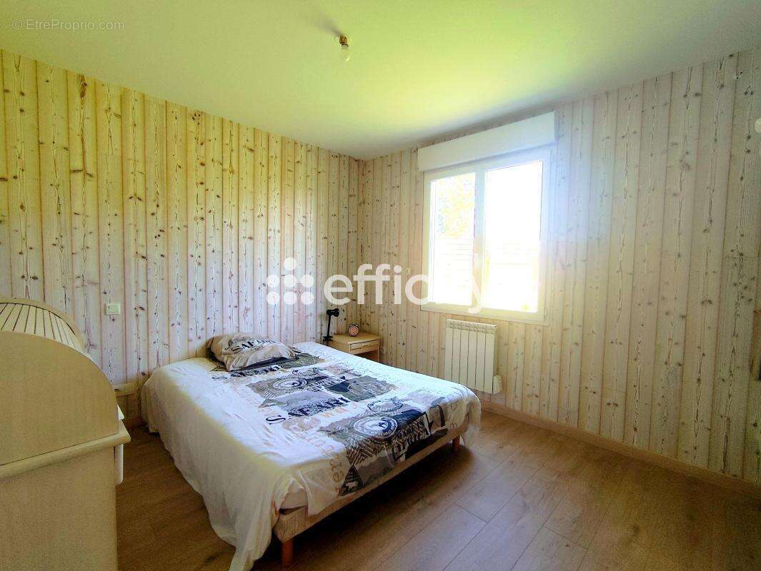 Maison 160 m² à Saint-Georges-Des-Coteaux  - photo 10