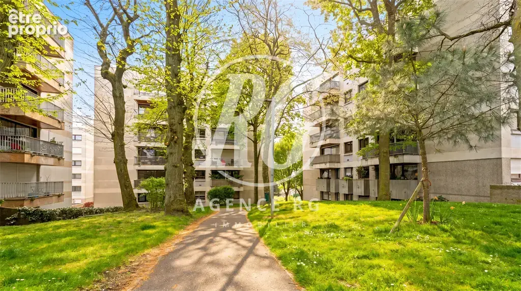 Havre de paix en dernier étage : 88 m² avec tennis, terrasse et vue verdoyante - photo 9