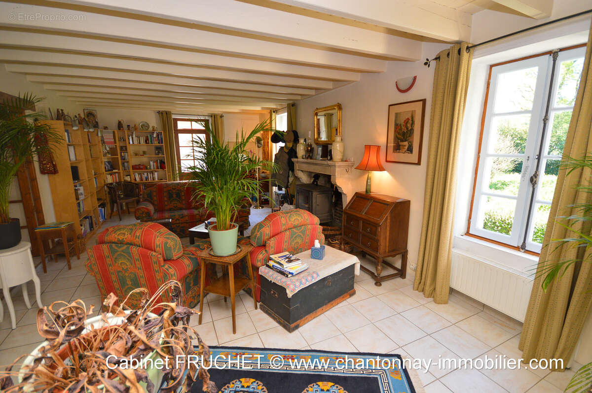 Maison à BAZOGES-EN-PAREDS