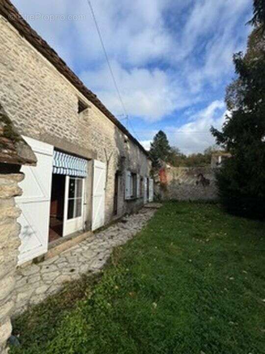 Maison à ORMOY-LA-RIVIERE