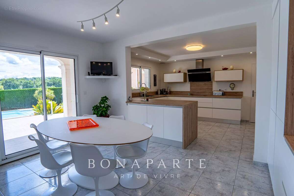 MONTARDON - Maison familiale rénovée avec piscine et vue dégagée - photo 5