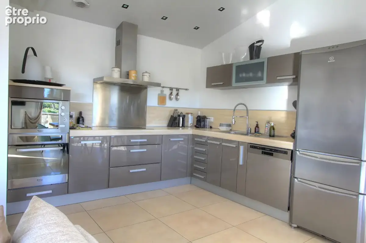 À vendre villa de 150 m² 5 pièces avec une jolie vue mer sur le golfe de saint-tropez et les collines, avec piscine et parking,  - photo 5