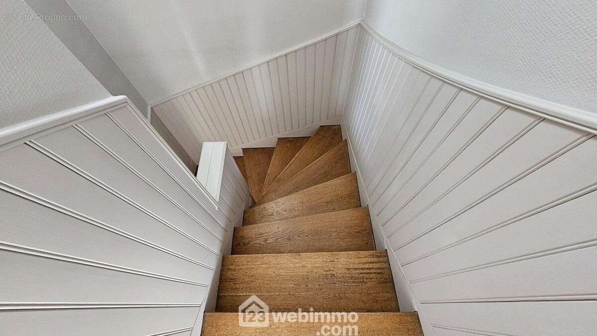 Maintenant direction le 1er étage.