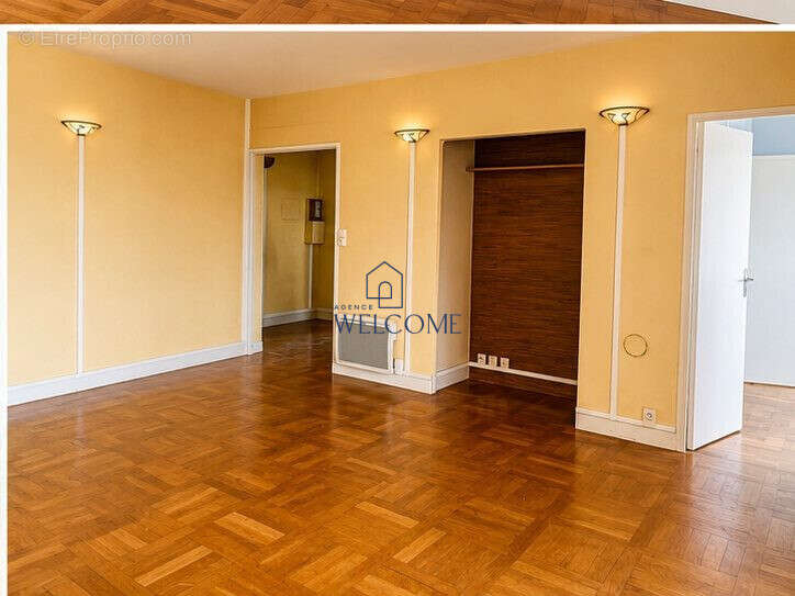 Appartement à BAGNOLS-SUR-CEZE