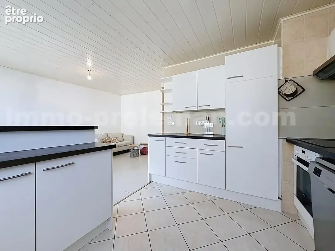 Appartement_T3_SAINT-PIERRE_en_faucigny_PROCHE_FRONTIERE_SUISSE_GENEVE_AUTOROUTE_FRONTALIERS_CALME_PROX_CEVA_séjour_vue_balcon_cuisine_