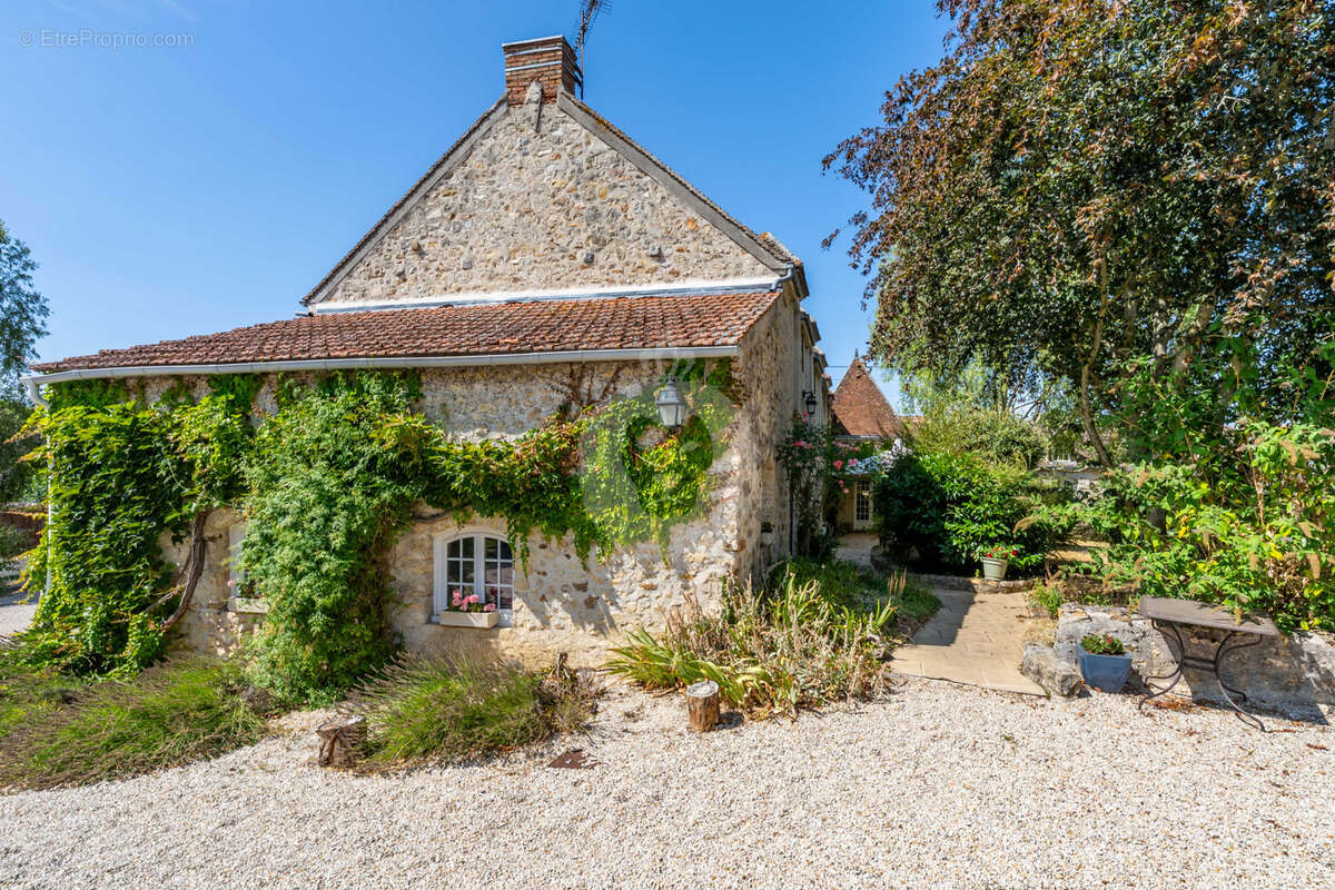 Ensemble immobilier de charme avec maison de 310 m2 et dépendances - photo 2