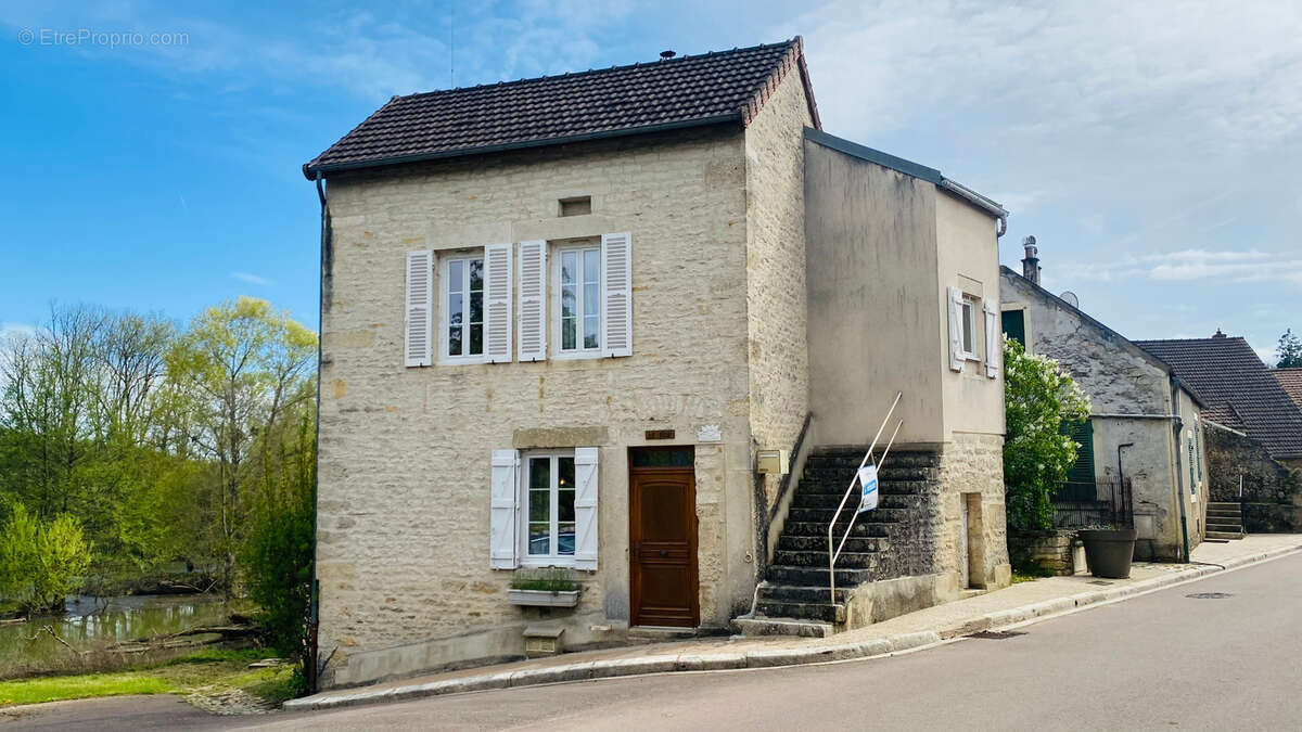 Dpt Yonne (89), à vendre MASSANGIS Charmante maison prête à vivre avec vue sur le Serein - 4 chambres - Garage - photo 3