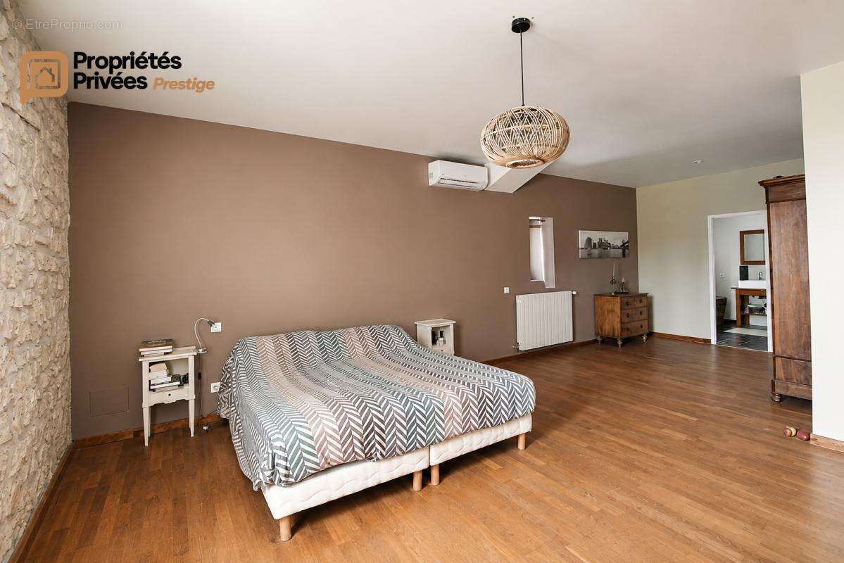 TARASCON  EN EXCLUSIVITÉ  Exceptionnel mas en pierre rénové de 364 m² habitables, offrant près de 944 m² bâtis sur un terrain cl - photo 11