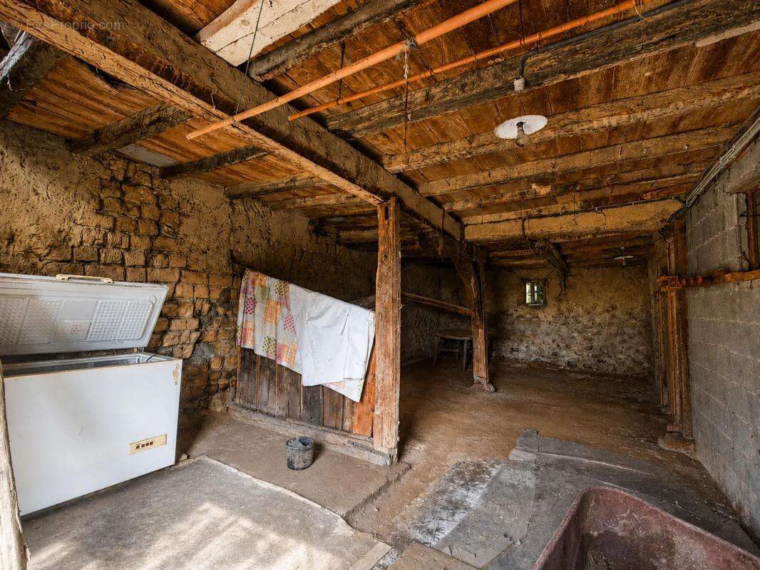 Maison de 130,94 m² à rénover avec dépendances et jardin - photo 15