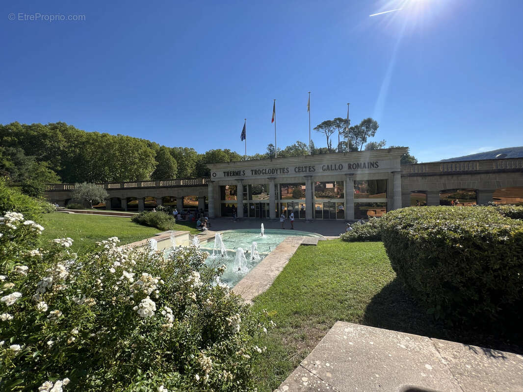 Commerce à GREOUX-LES-BAINS