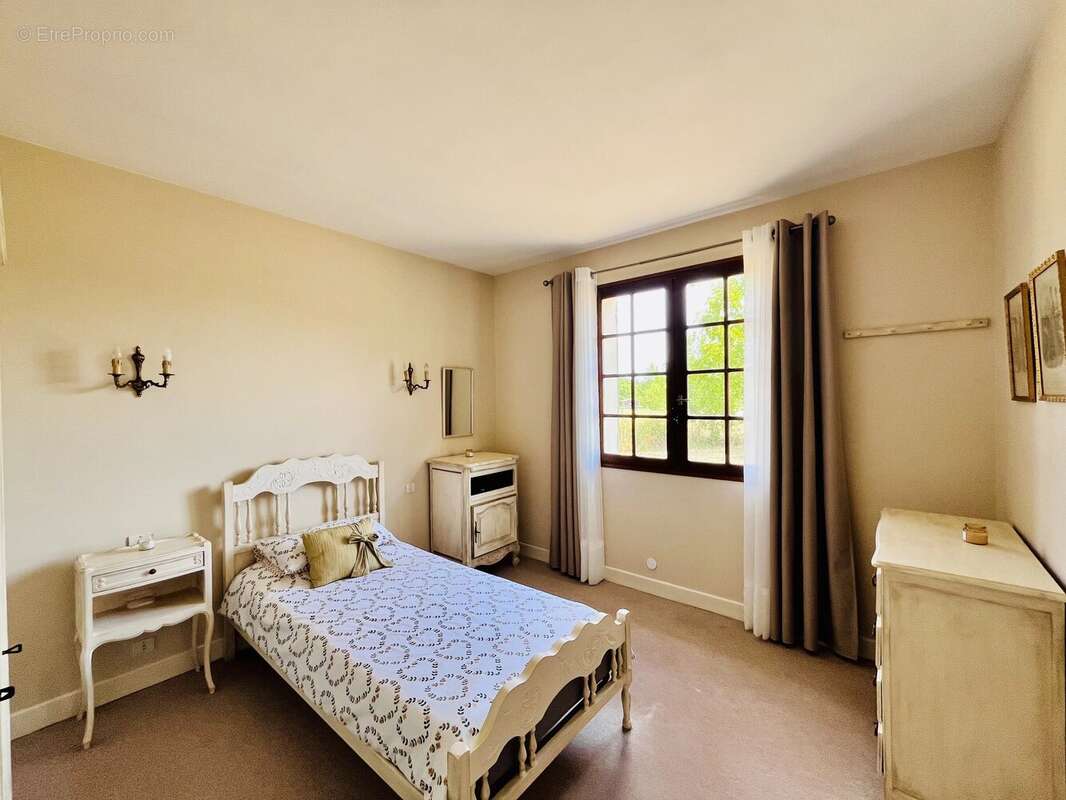 Maison de plain-pied 4 chambres avec jardin et piscine dans un cadre tranquille - photo 7