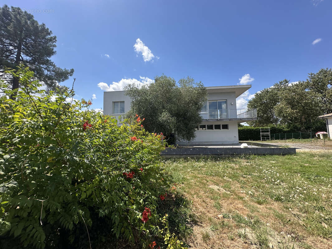 Roquefort rive gauche - maison familiale avec piscine et terrain - photo 7