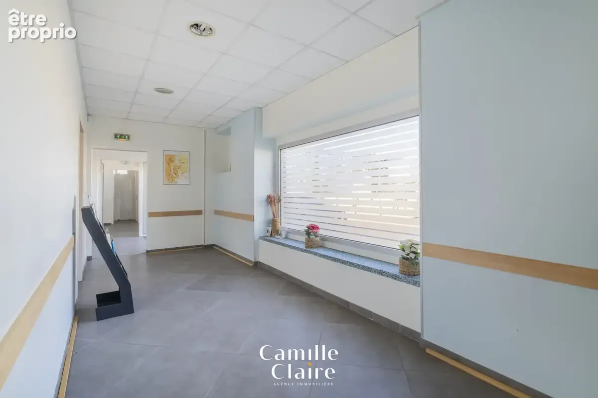 Local professionnel 142m2 + 3 stationnements + cour privative - photo 11