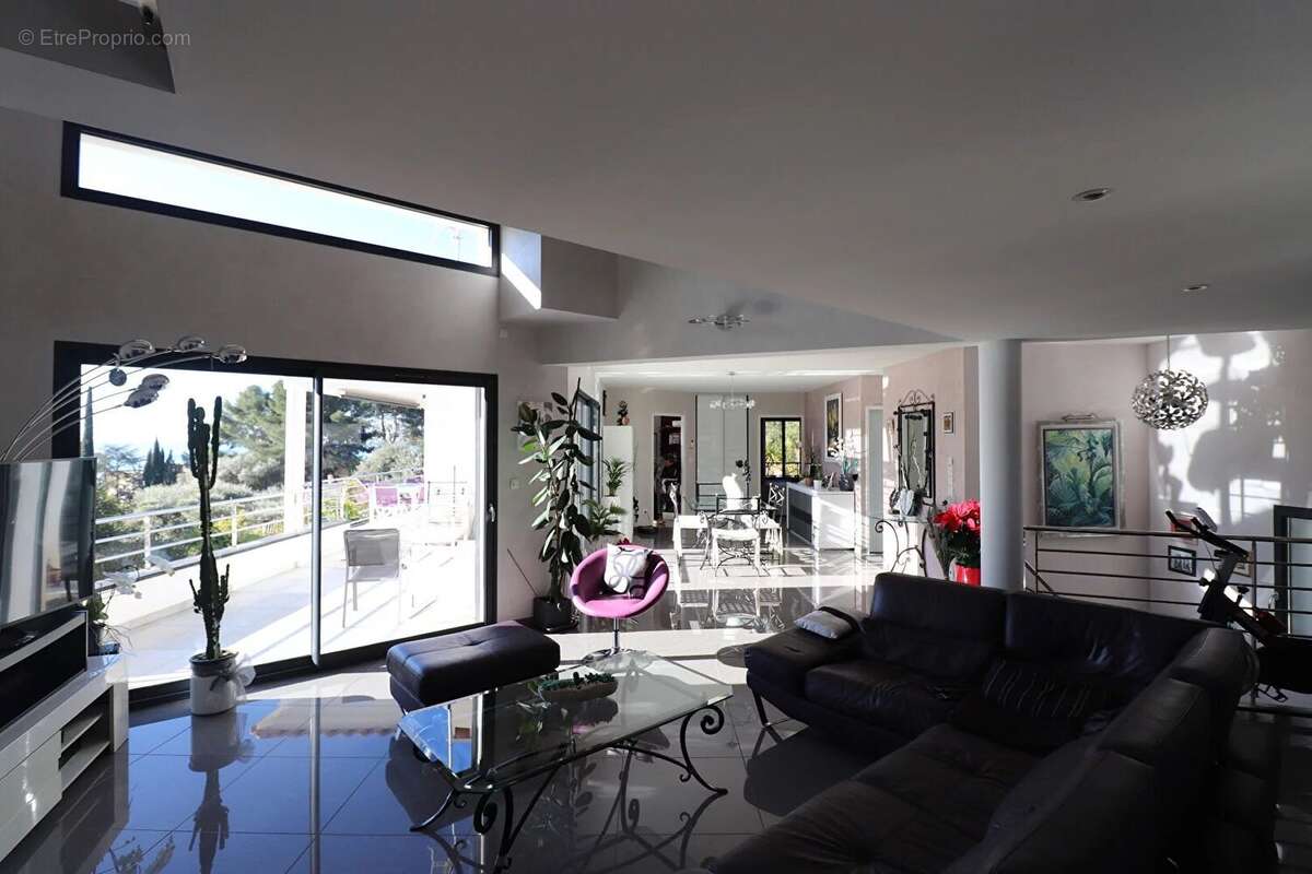 Maison à SAINT-CYR-SUR-MER