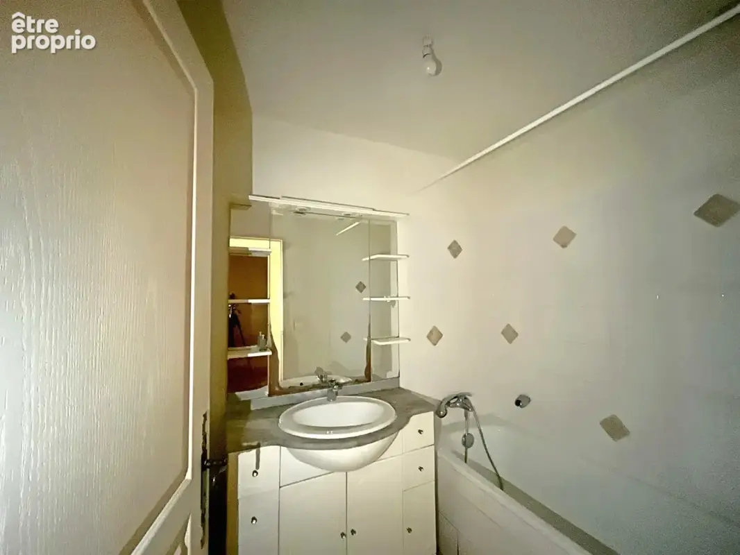 Arles centre-ville - Appartement T3 de 74 m² avec pierres et poutres apparentes, cave - photo 9