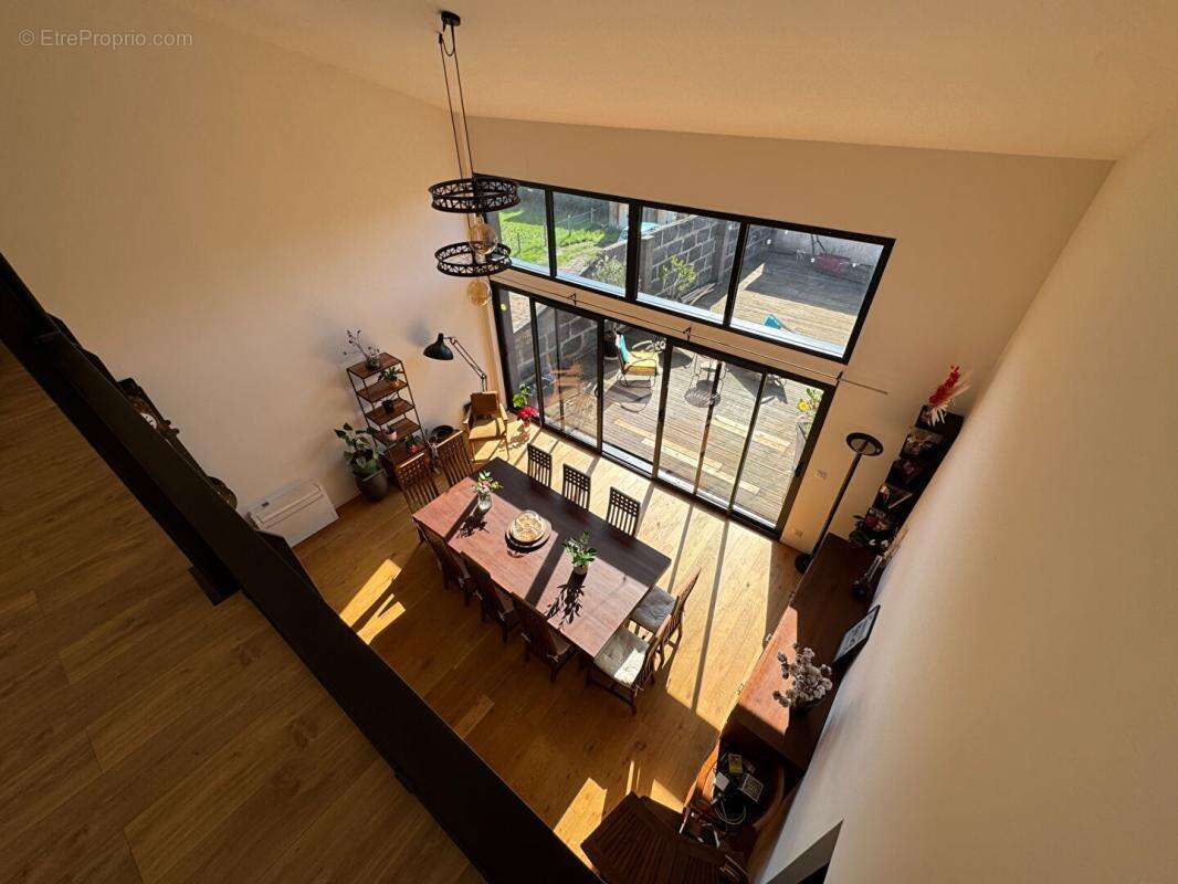 A Saint Loubès, Bâtiment à usage mixte de 388 m² - Appartement d'architecte spacieux - 6 pièces - 168 m2 -  Local commercial  de - photo 9