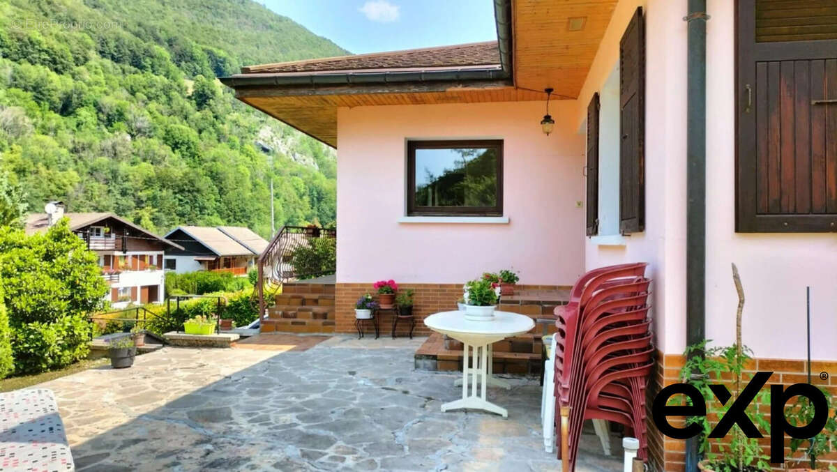 Maison à CHEZERY-FORENS