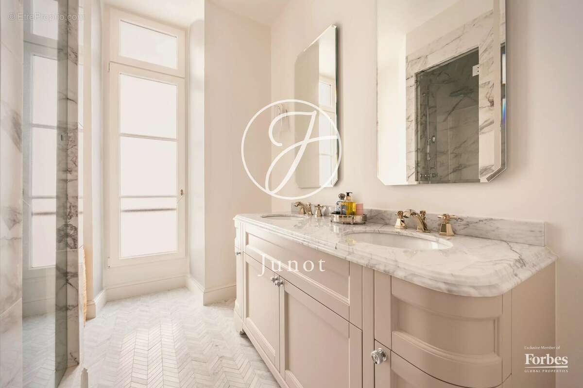 Appartement à PARIS-8E