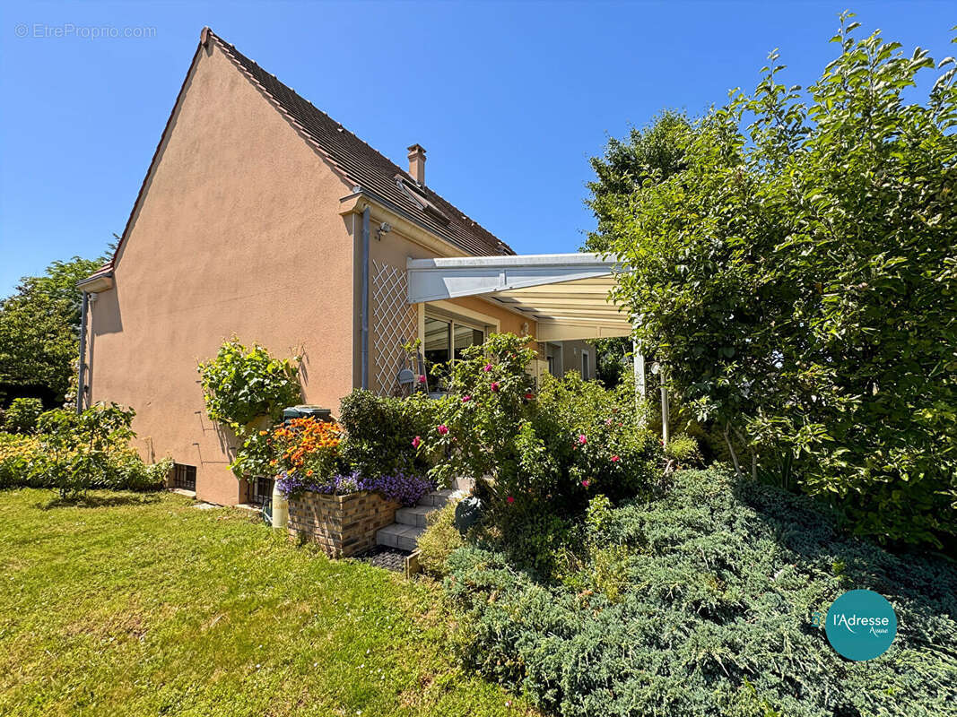 Maison à LE COUDRAY-MONTCEAUX