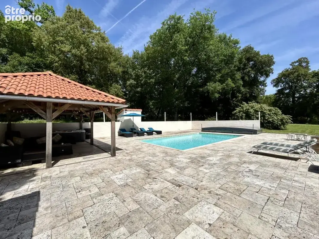 Château du XVIIIe siècle restauré avec soin, avec piscine ch - photo 4