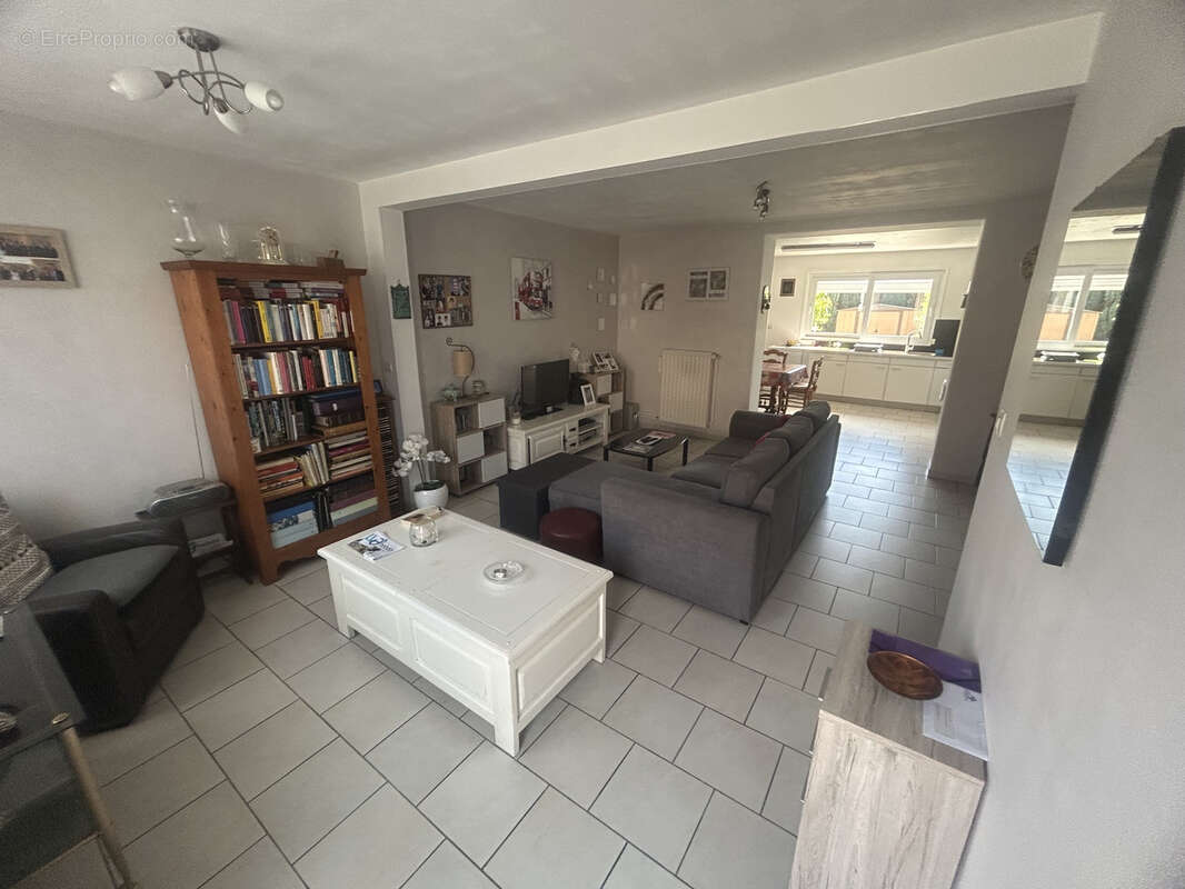 Semi individuelle rénovée développant 92,22m2 et bâtie sur 330m2. - photo 2