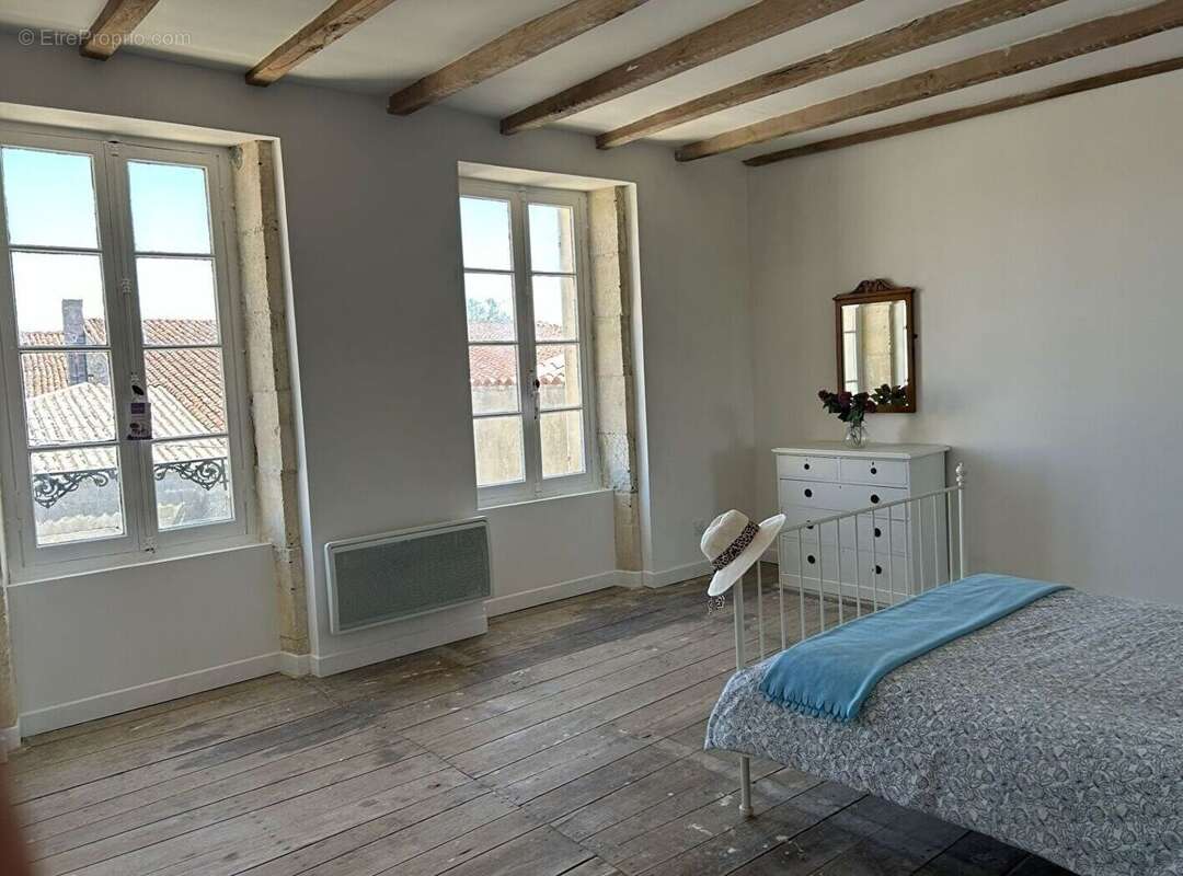 Grande maison de caractère au coeur de Néré avec jardin et dépendance - photo 3