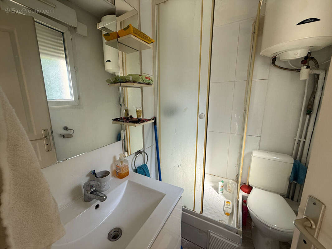 Montreuil, 800 metres du metro, studio lumineux, peu de charges de copropriete. ideal 1er achat ou investissement locatif. - photo 5