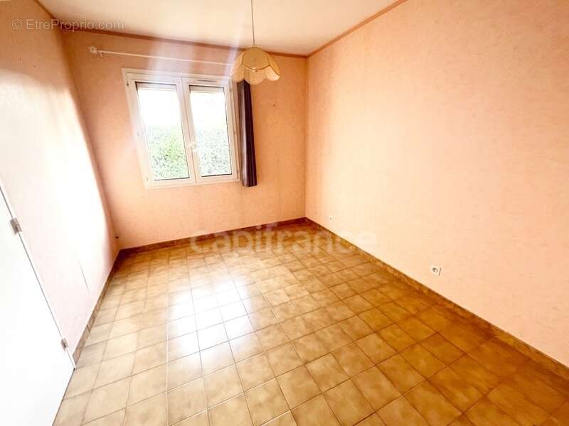 Vente Maison de plain-pied 4 pièces à MANOSQUE (04) - Jardin 740m2, garage, combles aménagés, proche commodités - photo 11