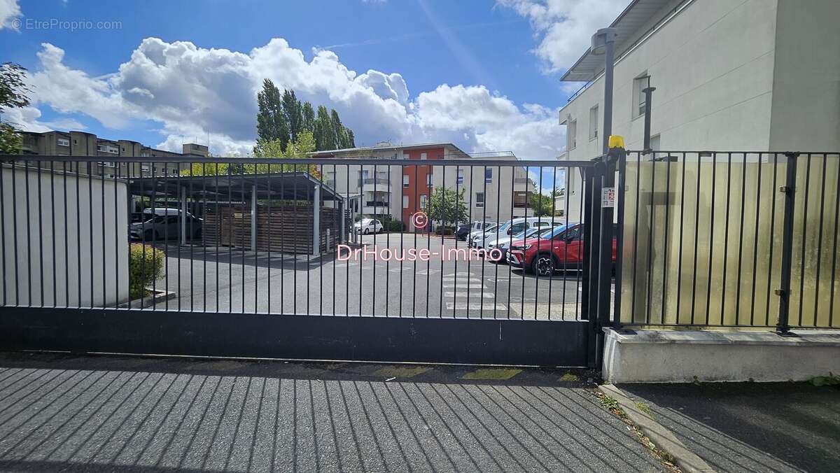 Parking à SAVIGNY-LE-TEMPLE