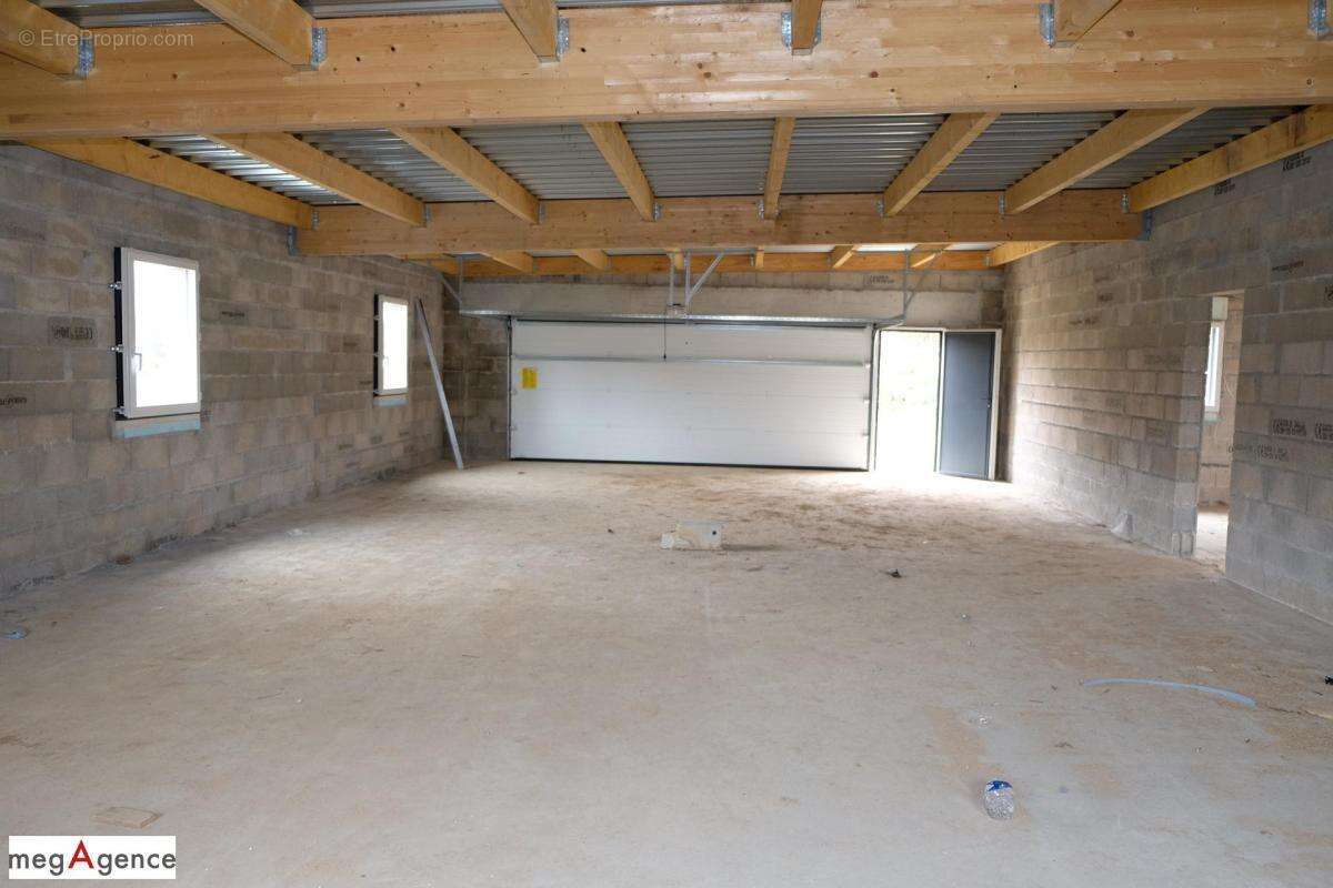 Maison à SAINT-GERMAIN-LES-VERGNES