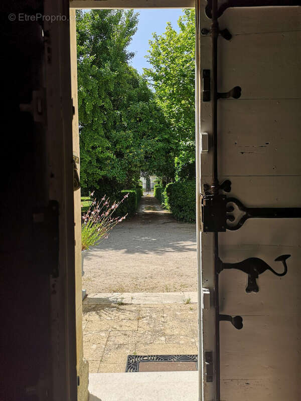 Maison à ENTRAIGUES-SUR-LA-SORGUE