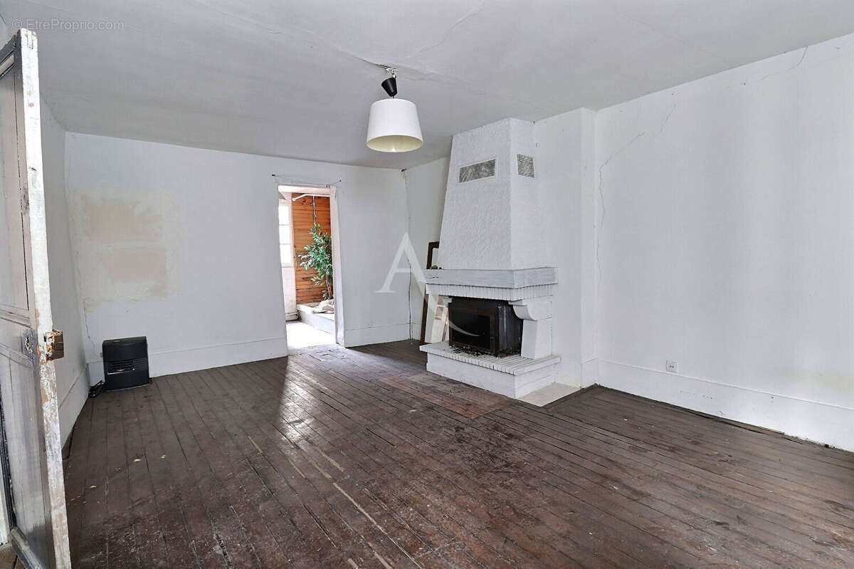 Vaste bâtisse de caractère début du XXème siècle Maisons Laffitte 10 pièce(s) 100 m2, cour intérieure, cave voutée ! - photo 3