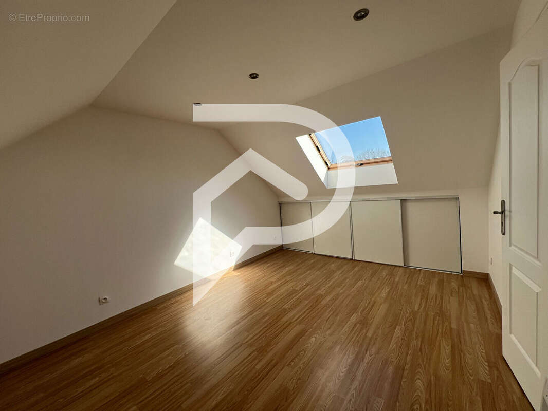 Maison à LE MESNIL-SAINT-DENIS