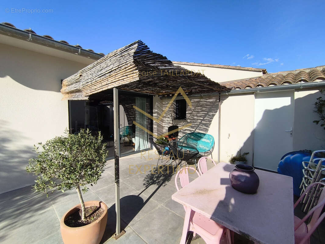 Maison contemporaine de plain pied proche de la ville au calme, prête à habiter ! - photo 3