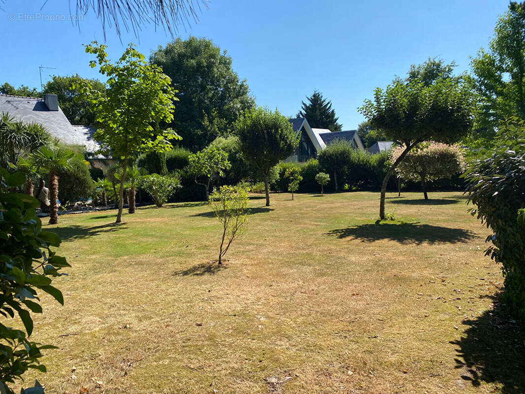 Villa de 180 m² sur une parcelle de 2400 m² avec piscine chauffée et accès direct sur le golf. - photo 5