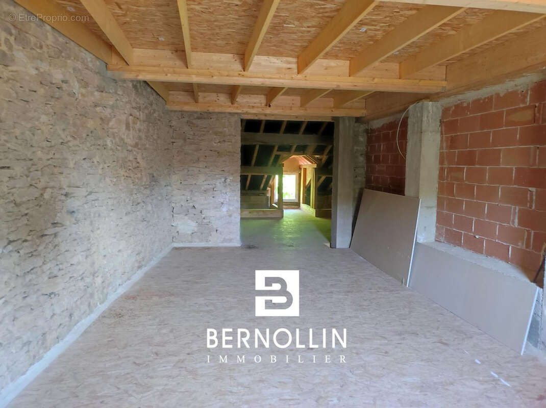 Maison à COURMANGOUX