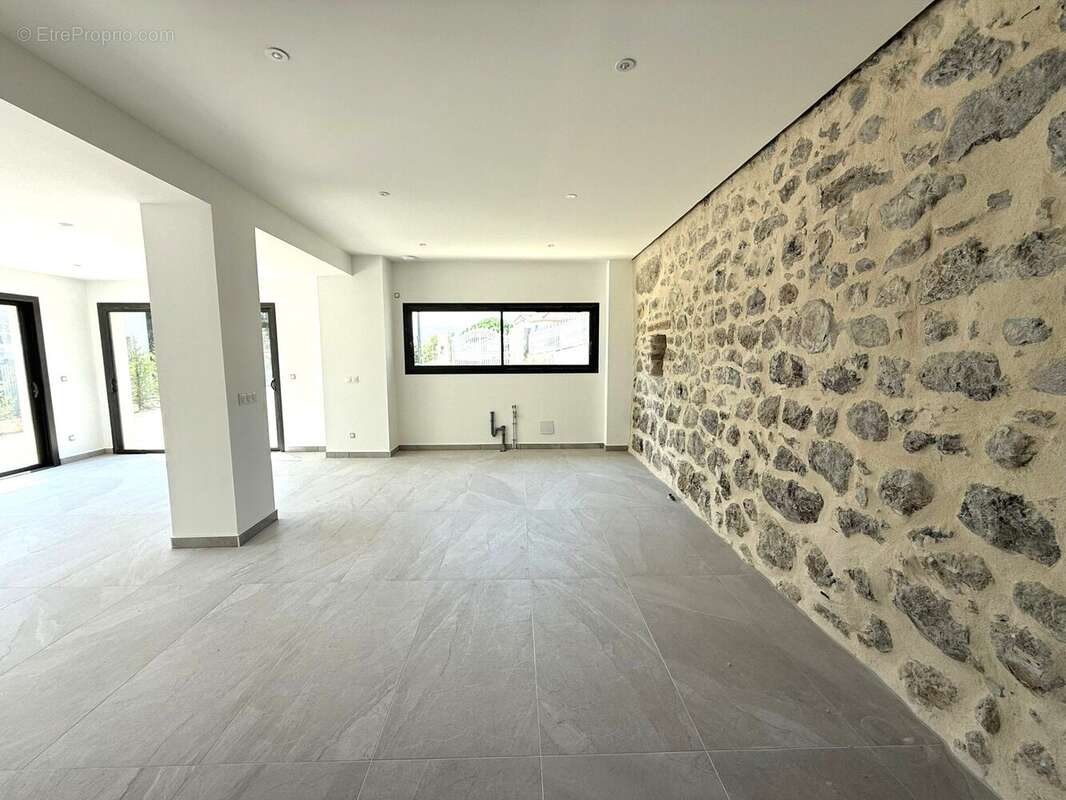 Maison à SAINT-NAZAIRE-LES-EYMES