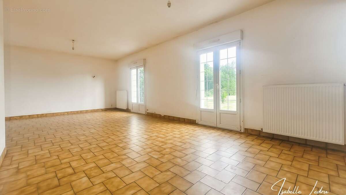 Maison à SAINT-JULIEN-DE-VOUVANTES