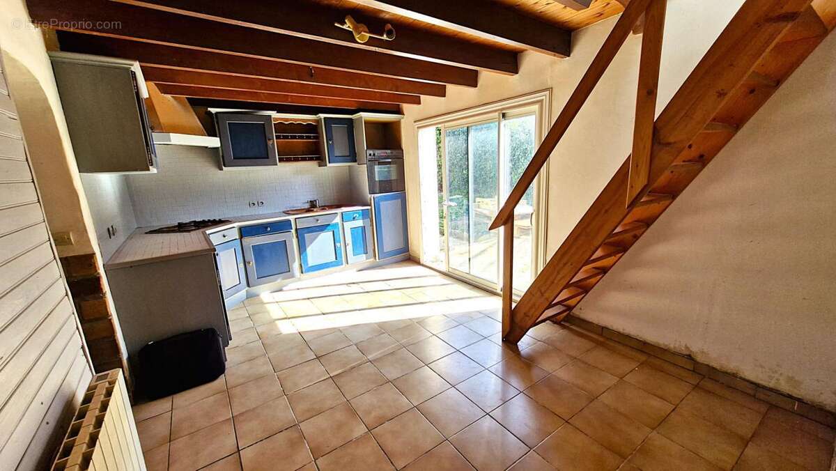 Maison de bourg en pierre avec jardin intime et stationnemen - photo 4