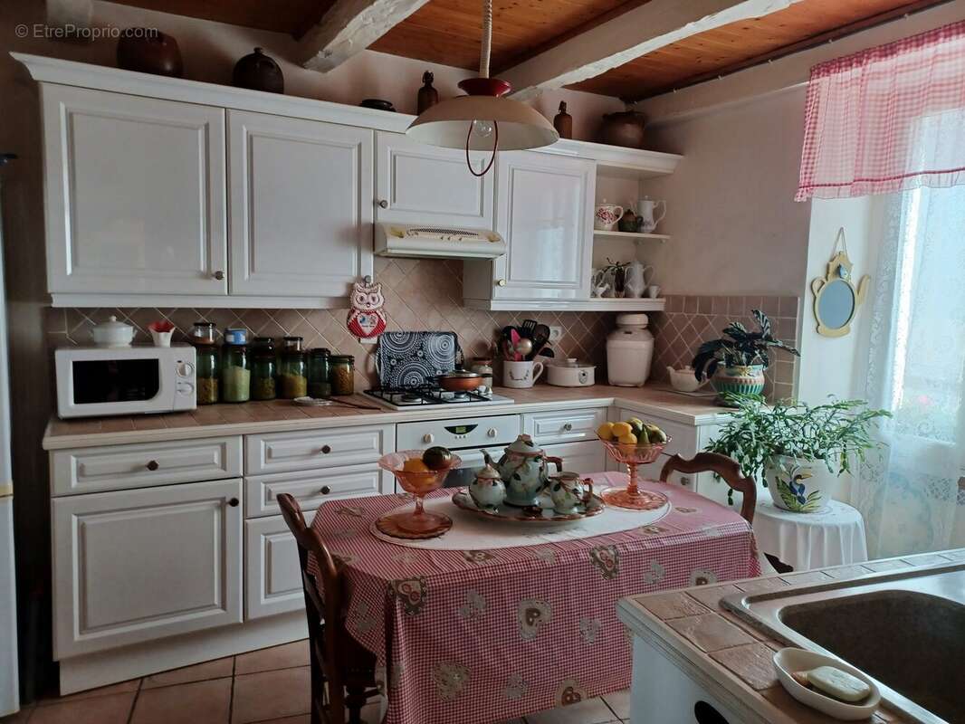 Maison 249 m² à Massignac  - photo 3