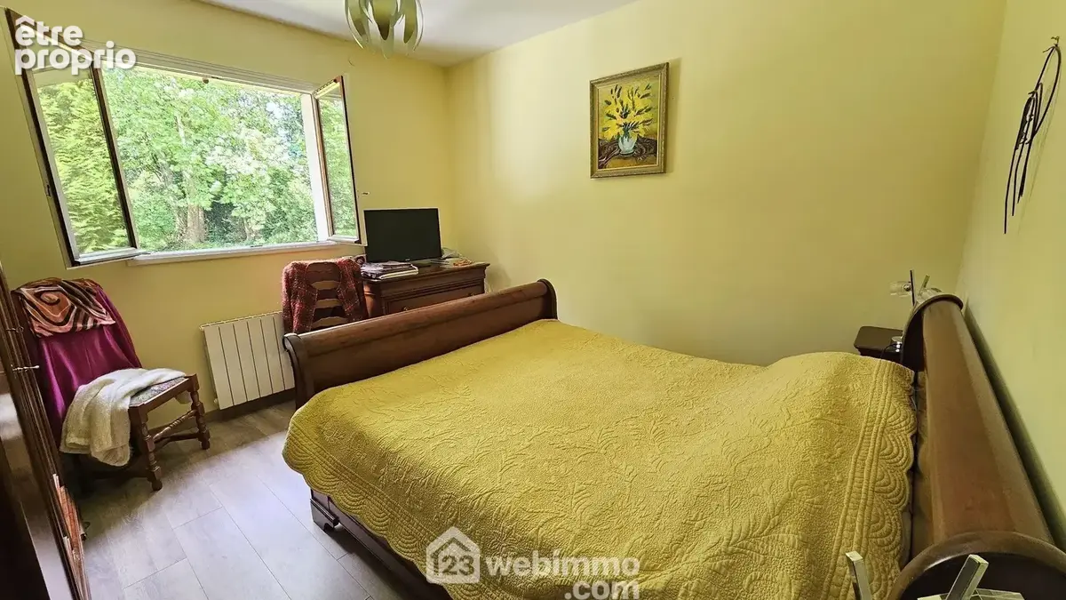 Une chambre de 13 m² très lumineuse.