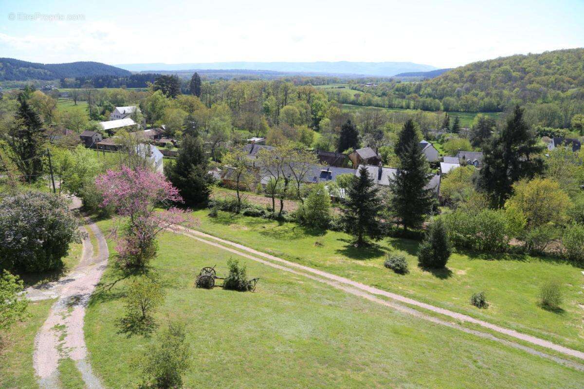 Propriété de 315 m² avec vue dégagée sur 1,67 ha de terrain avec piscine et maison d'amis - photo 3