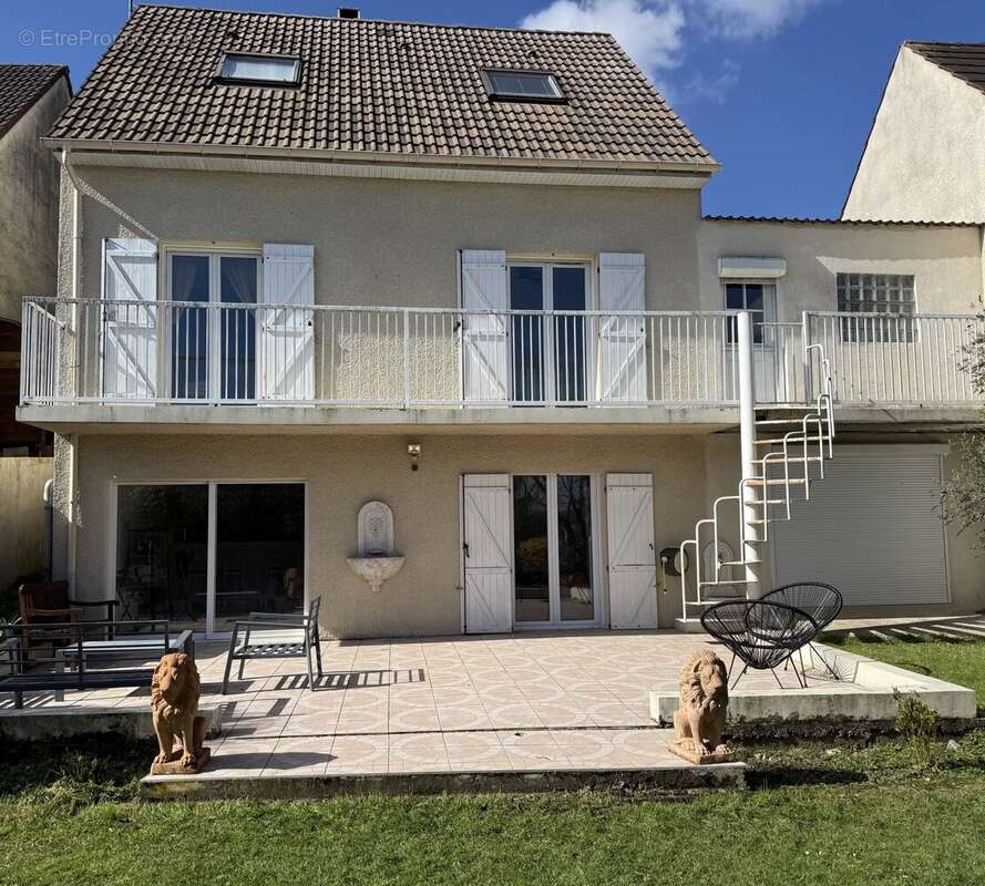 Maison à CRECY-LA-CHAPELLE